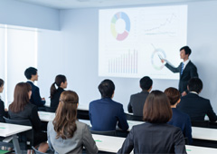 毎回､私の講義のほかにグループでのワークと発表があり､次回までの宿題が出ます。